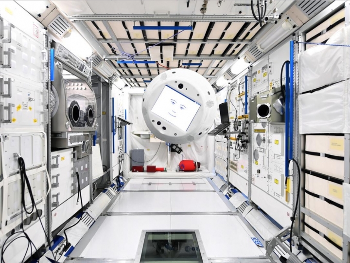 A cooperation between humans and intelligent machines in space?